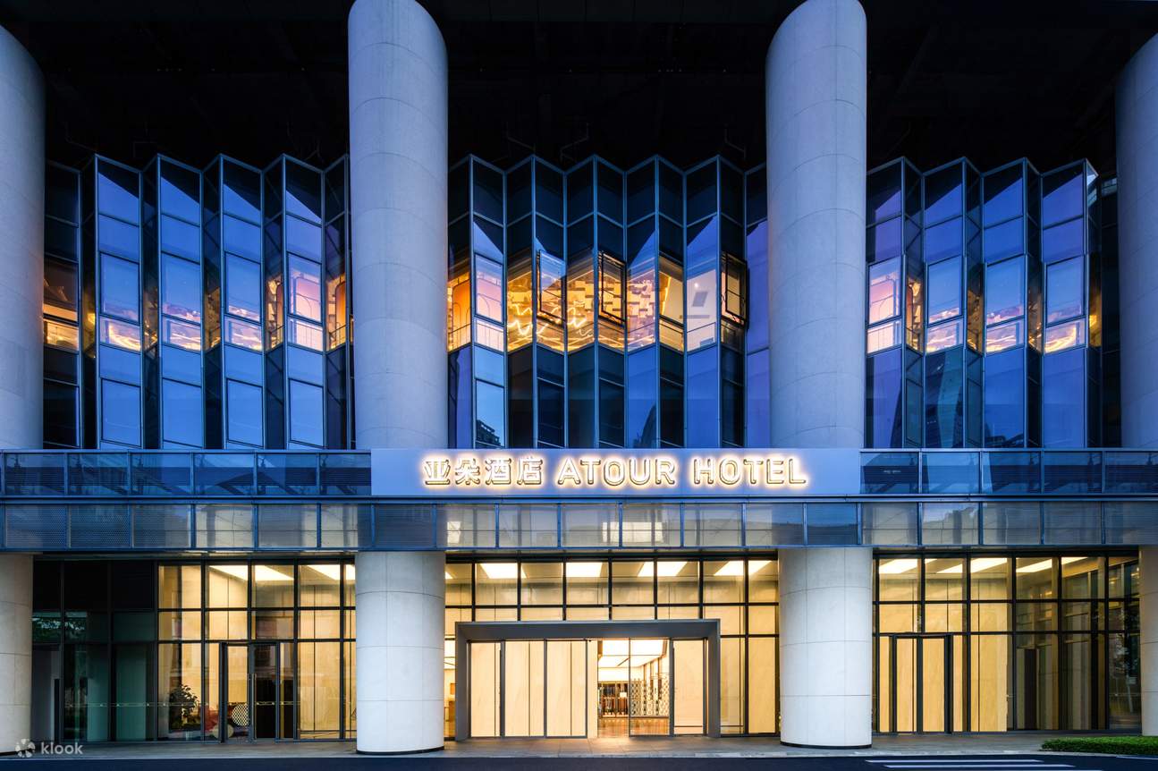 [객실]: 112개(정사각형, 외부 창문, 지능형) - 트윈 침대 16개, 킹 침대 88개, 스위트룸 8개 [레스토랑]: 특별 뷔페 레스토랑(Xiangzhao), 완전하고 다양한 품종 [교통]: 지하철 11호 Chegongmiao에서 500m 7호선 역, 7호선 농린역에서 400m, 광저우-선전 고속도로에서 800m, 선전북역에서 차량으로 20분, 공항에서 차량으로 30분 [환경]: 중국 글로리본사 샹미호공원 인접 상인 은행 빌딩, 동중국해의 다채로운 